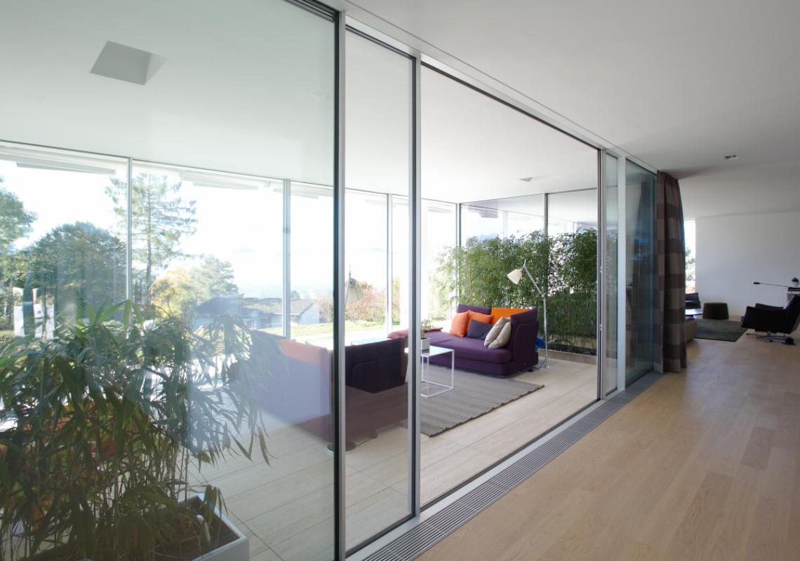 Sky-Frame 1: The single-glazed sliding doors are suitable for interior applications. The system also incorporates special seals that offer a high level of sound control.