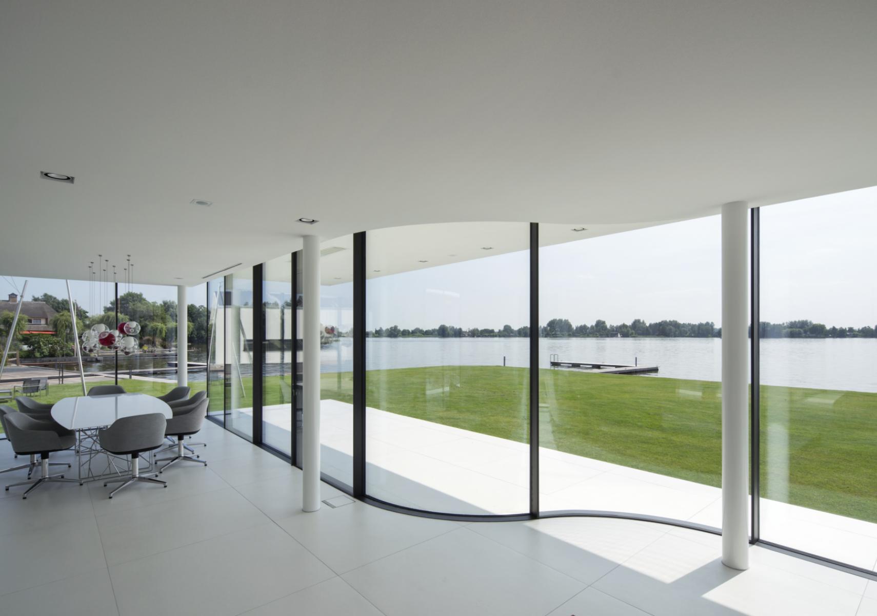 The sliding elements of Sky - Frame Arc are used to create curved glass facades, adding soft contours to the home environment. The radiused glass units offer smooth running performance and play on the contrast to the rectilinear interior and facade architecture. The system meets all Sky - Frame standards and can be equipped with an electric drive on request.