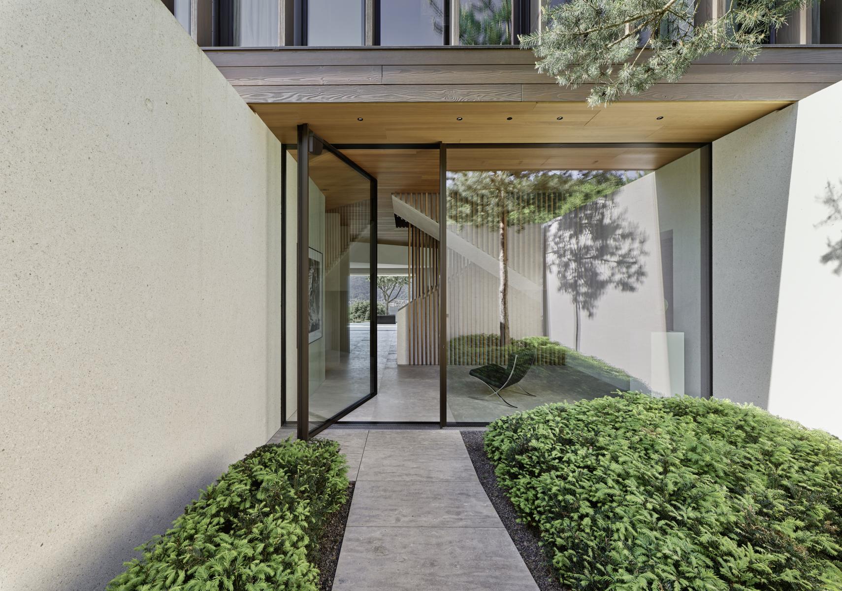 Thanks to its asymmetrically positioned axis, Sky - Frame Pivot, the glass pivot door, swings open easily with just a gentle push, immediately expanding the architectural space. The system can be opened with keys, badges or fingerprints, and the mechatronic multipoint locking system guarantees maximum security.