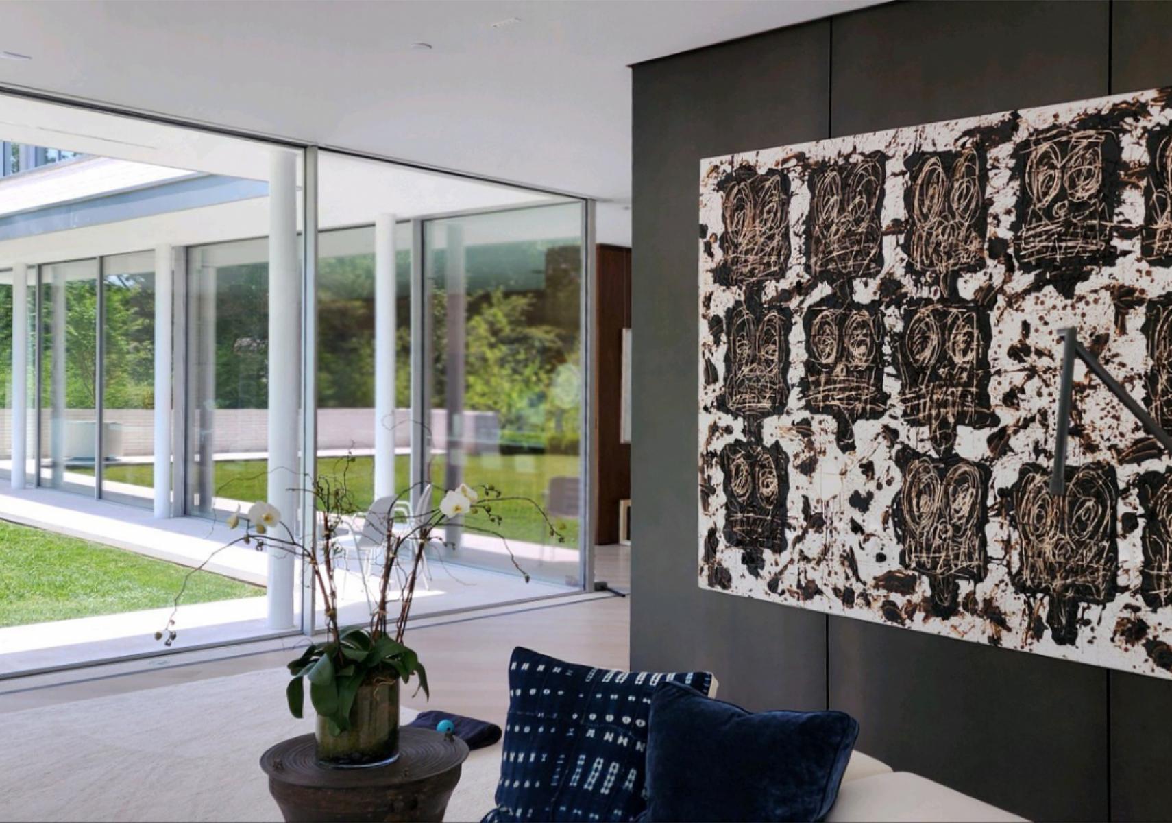 What sets Sky - Frame Plain apart is the hidden, seamless transition between the inside and the outside flush - fitted with the floor: the sliding door glides over an opening in the floor with a width of just 10 mm. The space in between the tracks is covered by the same flooring as the interior of the room, reinforcing the feeling of a free - flowing transition between indoors and outdoors. Sky - Frame Plain is perfect for use in warmer regions.