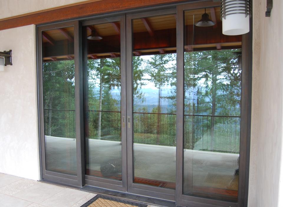 Dover Wood-Bronze: window and door systems in wood with exterior bronze cladding. Available with dual-pane glazing and triple-pane glazing.