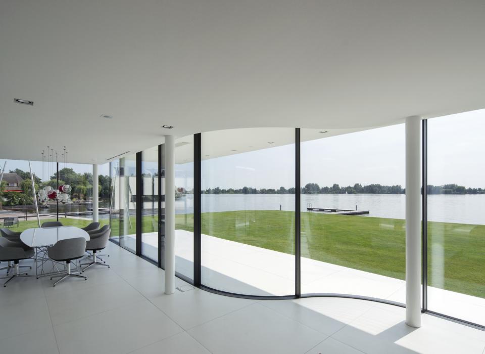 The sliding elements of Sky - Frame Arc are used to create curved glass facades, adding soft contours to the home environment. The radiused glass units offer smooth running performance and play on the contrast to the rectilinear interior and facade architecture. The system meets all Sky - Frame standards and can be equipped with an electric drive on request.