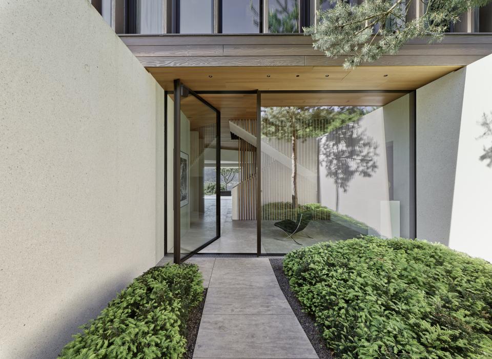 Thanks to its asymmetrically positioned axis, Sky - Frame Pivot, the glass pivot door, swings open easily with just a gentle push, immediately expanding the architectural space. The system can be opened with keys, badges or fingerprints, and the mechatronic multipoint locking system guarantees maximum security.