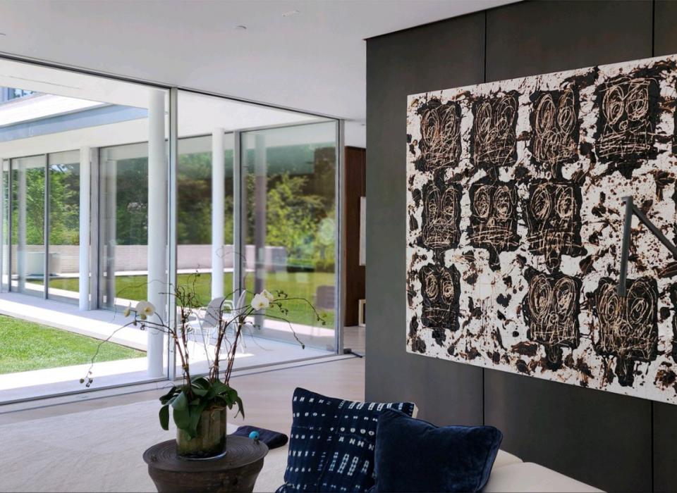What sets Sky - Frame Plain apart is the hidden, seamless transition between the inside and the outside flush - fitted with the floor: the sliding door glides over an opening in the floor with a width of just 10 mm. The space in between the tracks is covered by the same flooring as the interior of the room, reinforcing the feeling of a free - flowing transition between indoors and outdoors. Sky - Frame Plain is perfect for use in warmer regions.