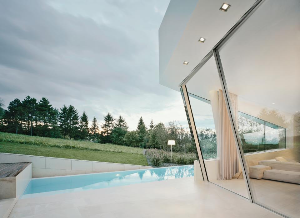 The Sky - Frame Slope system is the key to inclined sliding doors. The inclined glass units can either extend into the room or project outwards from the facade. The system meets all Sky - Frame standards while generating a distinctive spatial geometry. The bearing assembly is able to accommodate all vertical and horizontal forces, thereby ach ieving superior running performance.