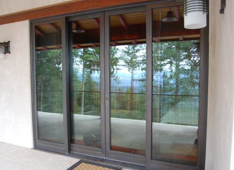 Dover Wood-Bronze: window and door systems in wood with exterior bronze cladding. Available with dual-pane glazing and triple-pane glazing.