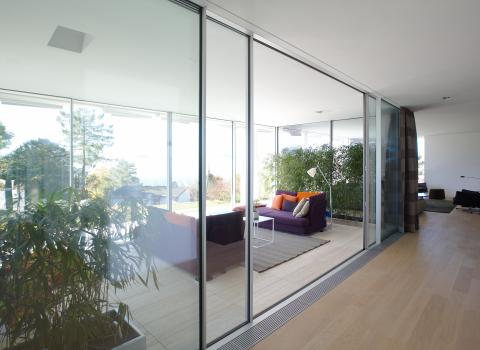 Sky-Frame 1: The single-glazed sliding doors are suitable for interior applications. The system also incorporates special seals that offer a high level of sound control.