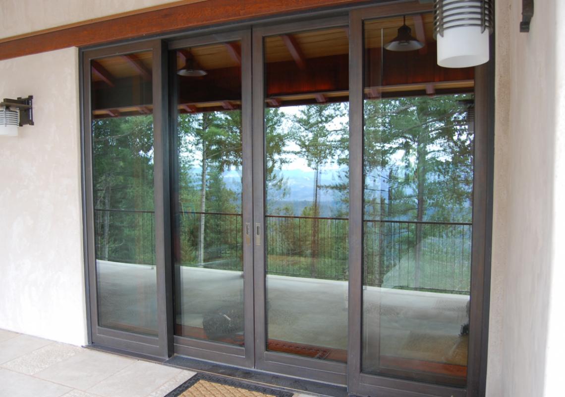 Dover Wood-Bronze: window and door systems in wood with exterior bronze cladding. Available with dual-pane glazing and triple-pane glazing.